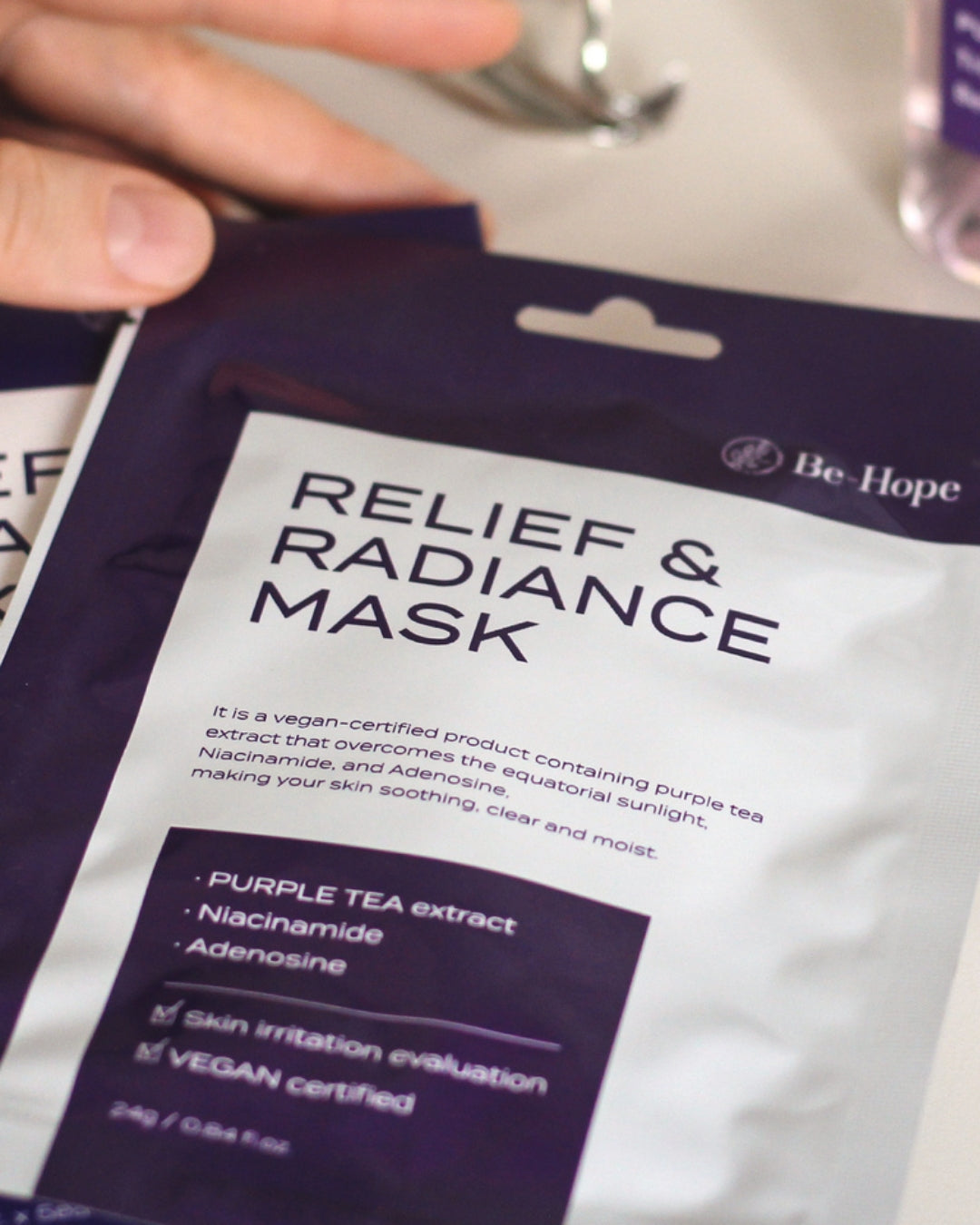 Luxury Vegan Relief & Radiance Mask – wegańska maska w płachcie łagodząco rozświetlająca - 1 szt
